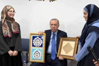 Cumhurbaşkanı Erdoğan, Marmara Üniversitesi İlahiyat Fakültesi Öğrencilerini Ziyaret Etti