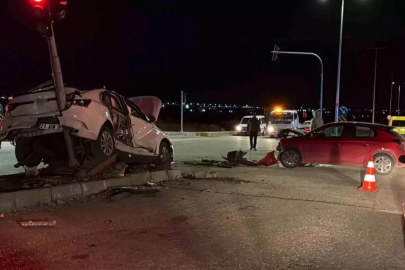 Diyarbakır'da iki otomobil kafa kafaya çarpıştı: 3 yaralı