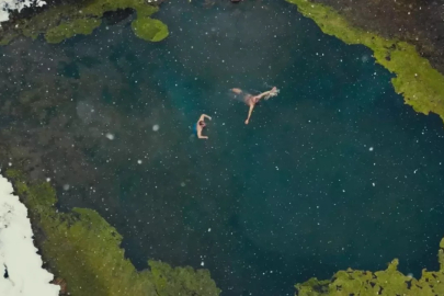 Erzincan'da eksi 5 derecede mineralli gölde yüzdüler