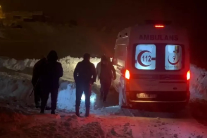 Erzincan'da kardan kapanan köy yolunda zamanla yarış