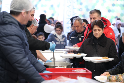 Osmangazi Belediyesi’nin İftar Sofrasında Yüzlerce Kişi Bir Araya Geldi