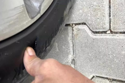 Park halindeki aracın lastikleri kestiler!