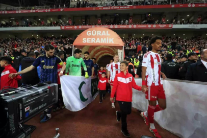 Trendyol Süper Lig: Antalyaspor: 0 Fenerbahçe: 0 (Maç devam ediyor)