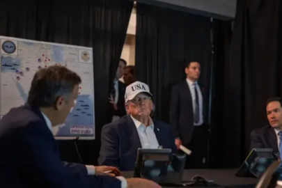 Trump mesaj mı verdi? Arkasındaki haritada Türkiye detayına dikkat