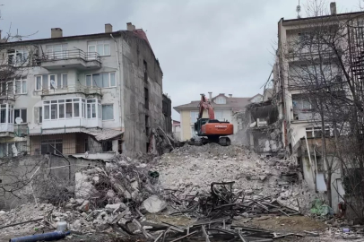Yıkım sırasında bitişik binadaki dairenin yatak odasının duvarı yıkıldı