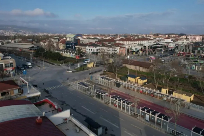 Yüksek kesimler beyaza büründü, kent merkezi güneşli...