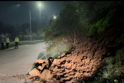 Bursa'da heyelanla düşen kayalar yola savruldu! Araç kazayı kıl payı atlattı