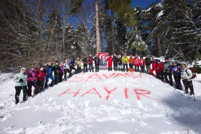 Bursa Uludağ'da karlara "savaşa hayır" yazdılar