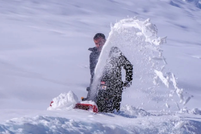 Erzurum'da kar yağışı bitti, çilesi bitmedi