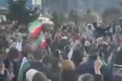 İstanbul’da yaşayan İranlılar, Hamaney’in ölümü sonrası tatlı dağıttı