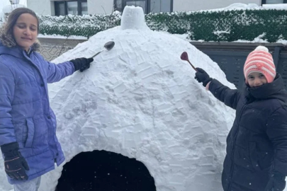 Kars'ta kar yağışının tadını yine çocuklar çıkardı