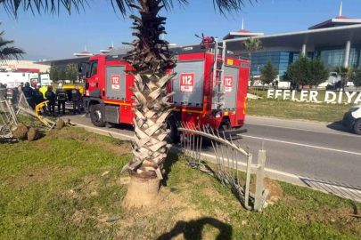 Taksi bariyerlere çarpıp takla attı: 2 yaralı