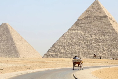 Binlerce yıllık tarihe ihanet! Tur rehberi piramide çizim yaptı...