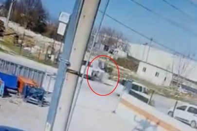 Bursa'da feci kaza! Motosiklet savruldu