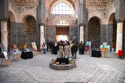 Diyarbakır'da bağımlılıkla mücadele edenlerin duygularını yansıttığı resimler sergilendi