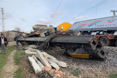 Nevşehir’de yük treni tıra çarptı: Makinistler yaralandı