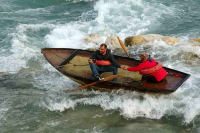 Seyhan Nehri'nde can pazarı: Ele ele tutuşup yardım beklediler
