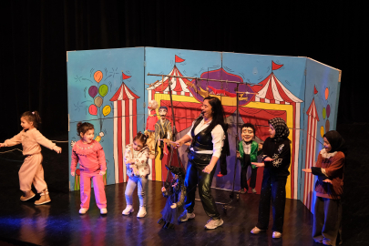 Yıldırımlı Çocuklara Kukla Gösterisi