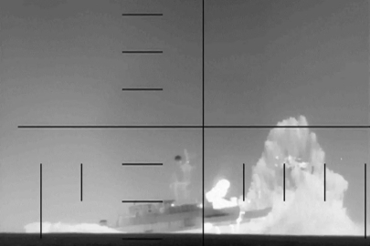 ABD, İran'a ait savaş gemisinin torpido ile vurulma anlarını paylaştı