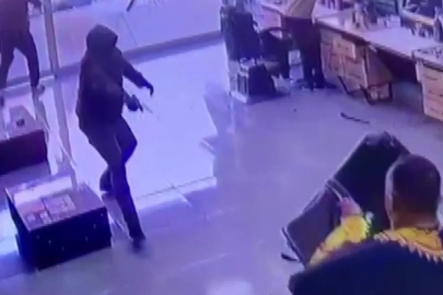 Berberde silahlı saldırıya uğradı! Koltuğa sığındı...