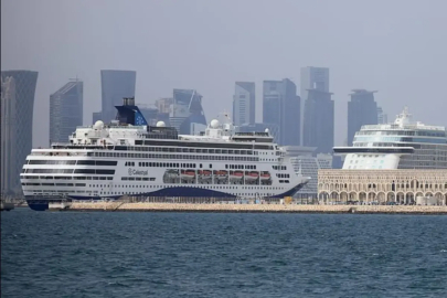 Hürmüz Boğazı'nda binlerce yolcu, İran ablukası nedeniyle gemilerde mahsur kaldı