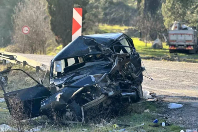 Kamyonla çarpışan otomobil demir yığınına döndü: 1 ölü, 5 yaralı