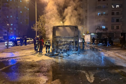 Kayseri'de seyir halindeyken yanan özel halk otobüsü kullanılamaz hale geldi