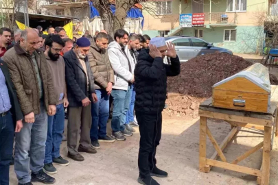 Ahşap evdeki yangında hayatını kaybeden bedensel engelli kişi toprağa verildi