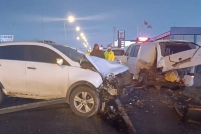 Bafra'da otomobil minibüse çarptı