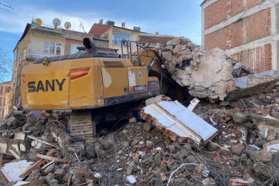 Bina enkazı iş makinesinin üzerine yıkıldı!