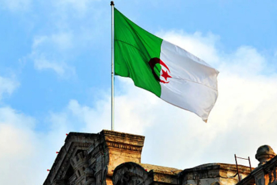 Cezayir'de askeri nakliye uçağı düştü: 2 ölü