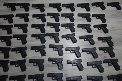 Ev değil cephanelik! Polis baskınında 50 tabanca çıktı