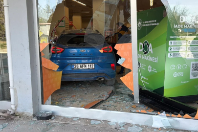 Fren yapmak yerine gaza basan otomobil süpermarkete girdi