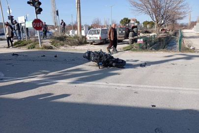 Kamyonet ile çarpışan motosikletin sürücüsü hayatını kaybetti