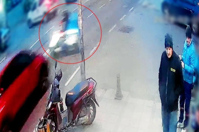 Çorlu'da otomobille çarpışan motosikletlinin yaralandığı kaza kamerada