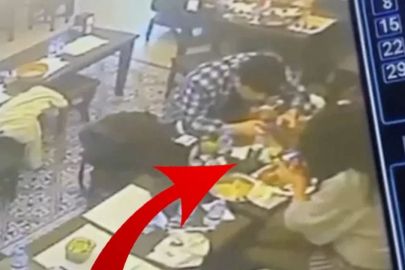 Mide bulandıran olay! Yemeğinden böcek çıktı, sonra yaşananlar daha ilginç