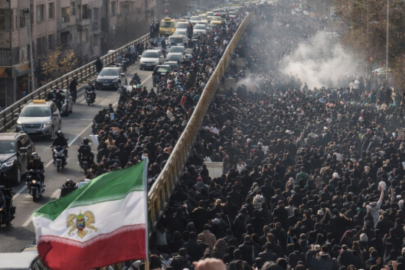 Uydu fotoğrafları İran'daki okul ve yanındaki üssün birçok kez vurulduğunu gösteriyor
