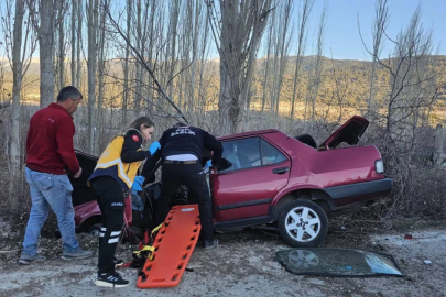 Antalya'da feci kaza! Ağaca çarpan otomobildeki 2 kişi öldü