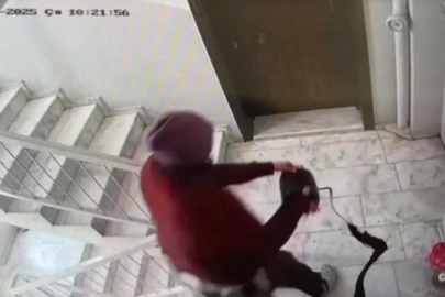 Apartmanda akılalmaz olay! Kapılara dışkı sürüyor, çöp döküyor