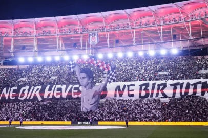Beşiktaş tribünlerinden Galatasaray derbisine özel koreografi!