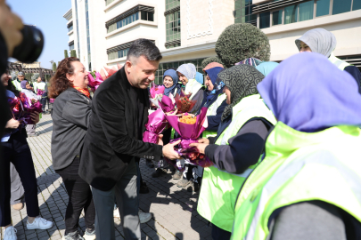 Büyükşehir'den kadın çalışanlara çiçek jesti