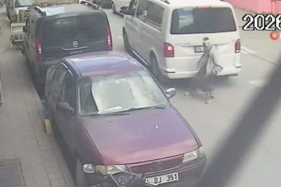 İstanbul'da geri manevra yapan minibüsün altında kalan yaşlı kadın ağır yaralandı