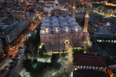 Ulu Cami önünde ilginç görüntüler! Bursa'da 4 şeritli Atatürk Caddesi, tek şeride düştü!