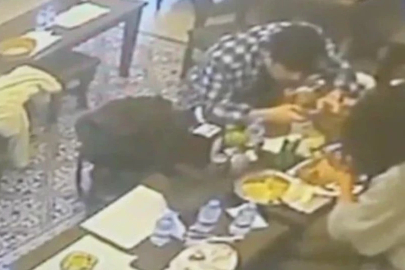 Yer İstanbul Taksim... Yemekten çıkan böcek müşterinin dudağını ısırdı