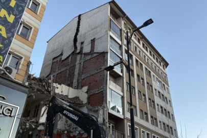 Yıkım sırasında yandaki binanın taşıyıcı kolonu hasar gördü: 21 daire boşaltıldı