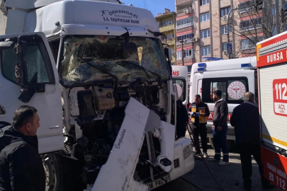 Bursa'da zincirleme kaza! Tır, motosiklet ve kamyon birbirine girdi