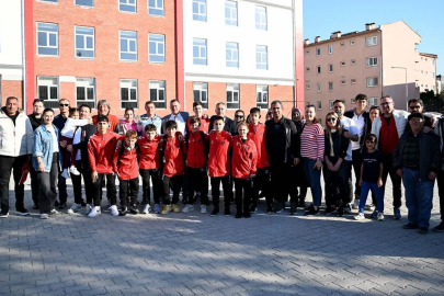 Katar'da mahsur kalan Türk sporcular, 26 saatlik yolculuğun ardından Kuşadası'na geldi