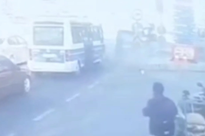 Duran araçların yanından geçmek istedi motosiklete çarptı!