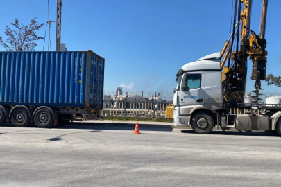 İki tırın arasında feci ölüm