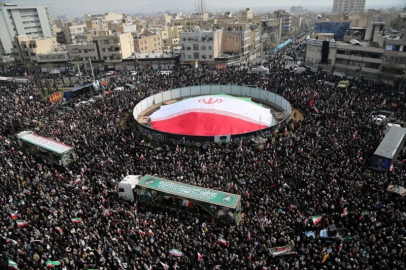 İran'da ölen komutanlar için cenaze töreni düzenlendi: Gözyaşlarına boğuldular